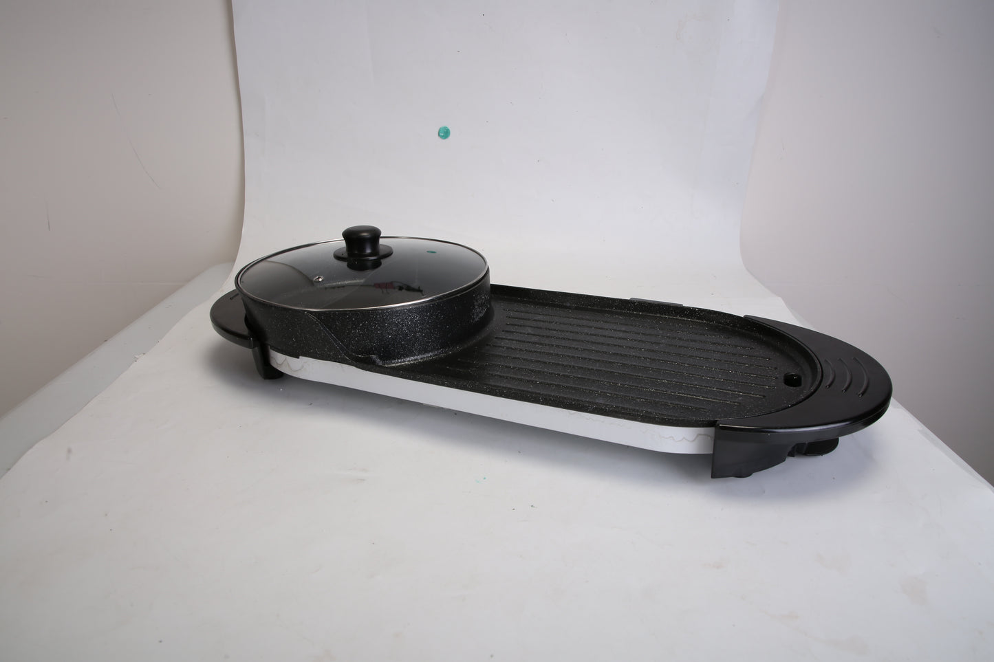 2200W  2 In 1 Electric Hot Pot With BBQ Grill Cooker Smokeless Non-Stick Korean BBQ Grill Shabu Shabu Hot Pot With Independent Temperature Control 5 Gears Firepower For 2-10 People